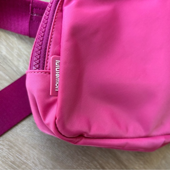 Lululemon Everywhere Belt Bag Large 2L Raspberry Coulis / Wild Berry - Picture 4 of 6